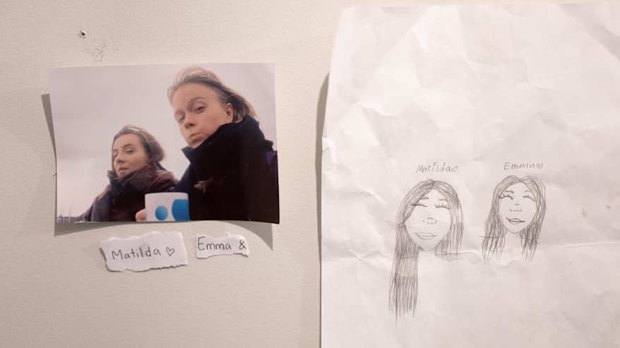 Fanien tekemä piirros EMMASTA & MATILDasta studion sisäänkäynnin edessä olevalla seinällä