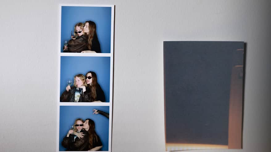 Valokuvat seinällä Emman ja Matildan studiossa.