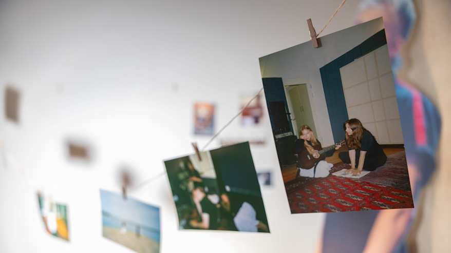 Valokuvat seinällä Emman ja Matildan studiossa.