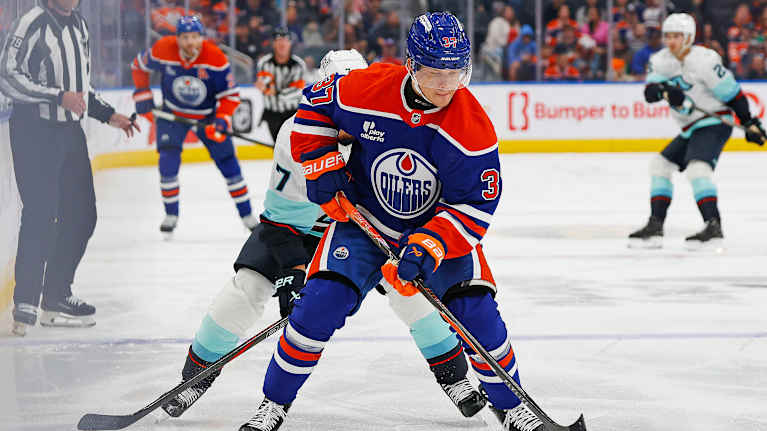 Två spelare kämpar om pucken.