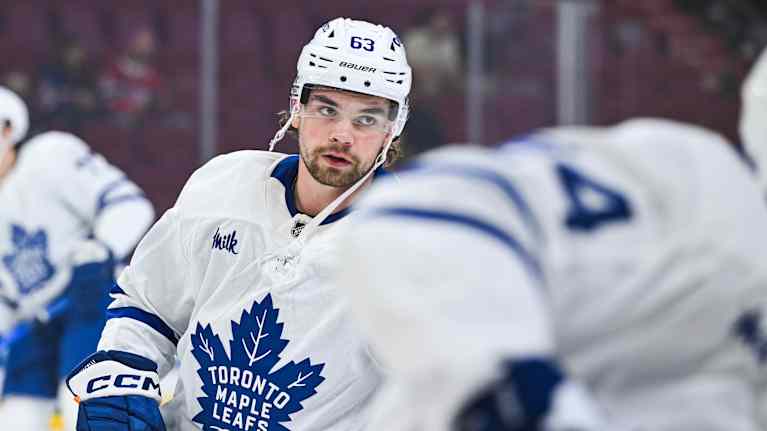 Hockeyspelare värmer upp.