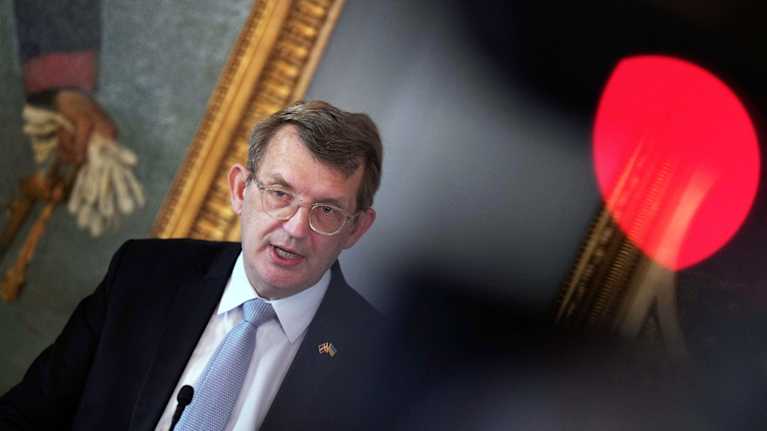 Troels Lund Poulsen puhuu tiedotustilaisuudessa.