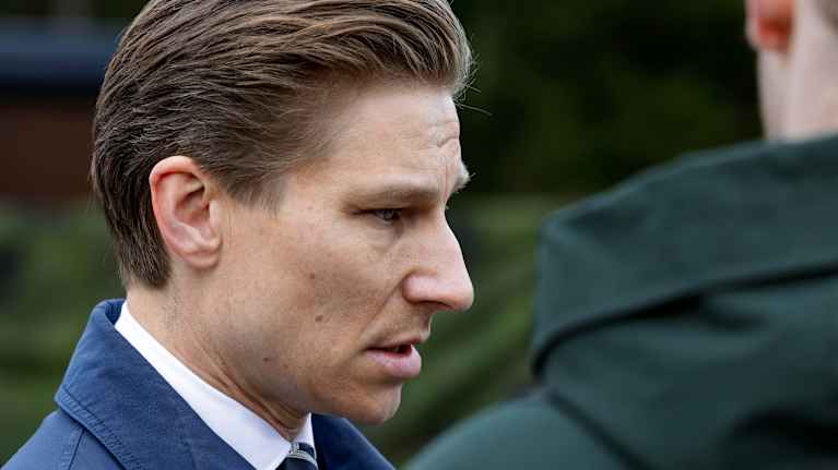 Antti Häkkänen puhumassa.