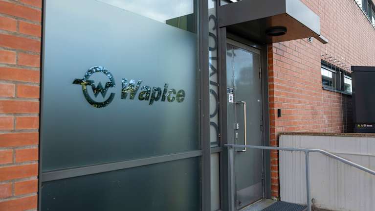 Entrén till Wapice-kontoret med företagets logotyp på glaset.