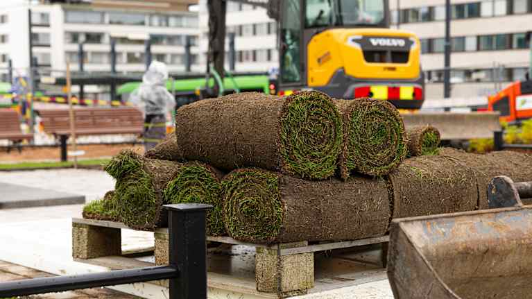 Siirtonurmea läjässä kuormalavan päällä.