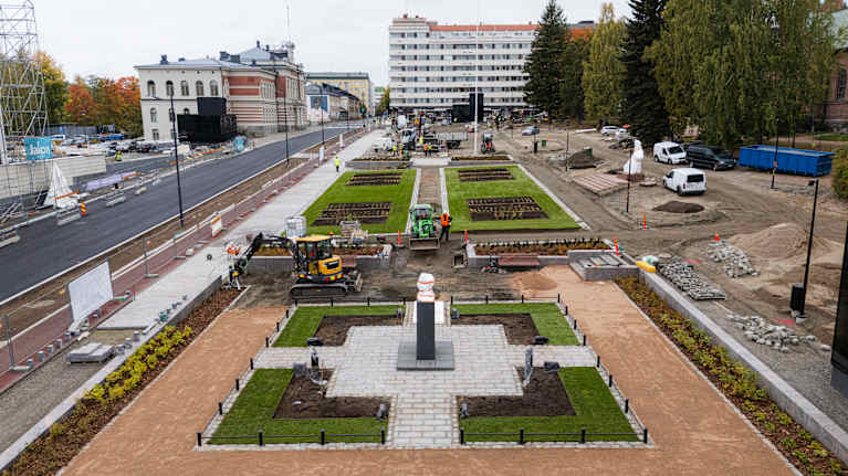 Jyväskylän kirkkopuiston kunnostettua viheraluetta.