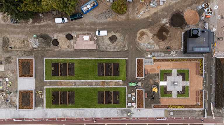 Jyväskylän kirkkopuiston kunnostettua viheraluetta.