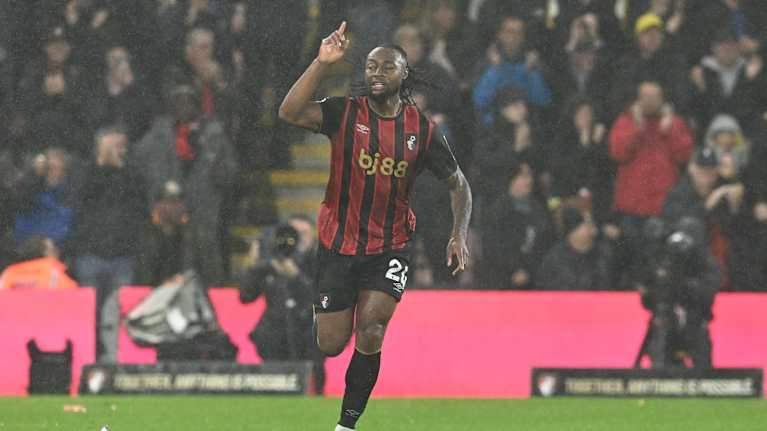 Bournemouthin pelaaja juhlii maalia sateisessa jalkapallo-ottelussa.