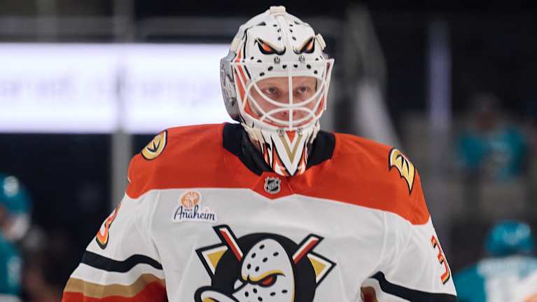 En målvakt glider på isen.