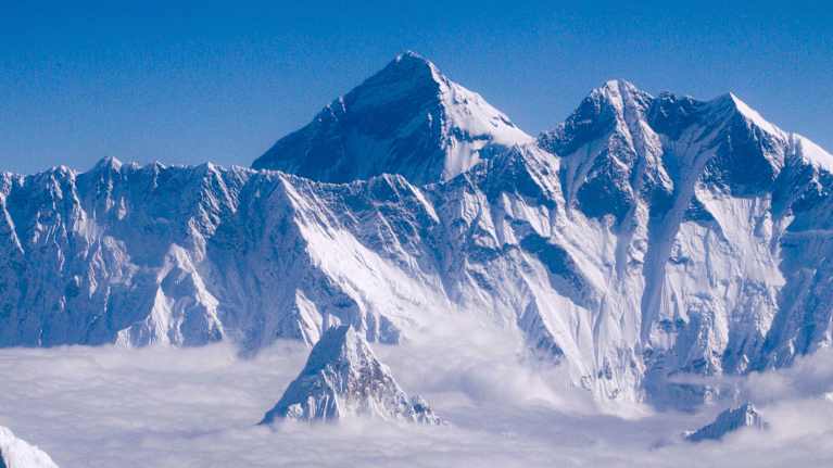 Himalajan vuoristo kuvattuna lentokoneen ikkunasta.