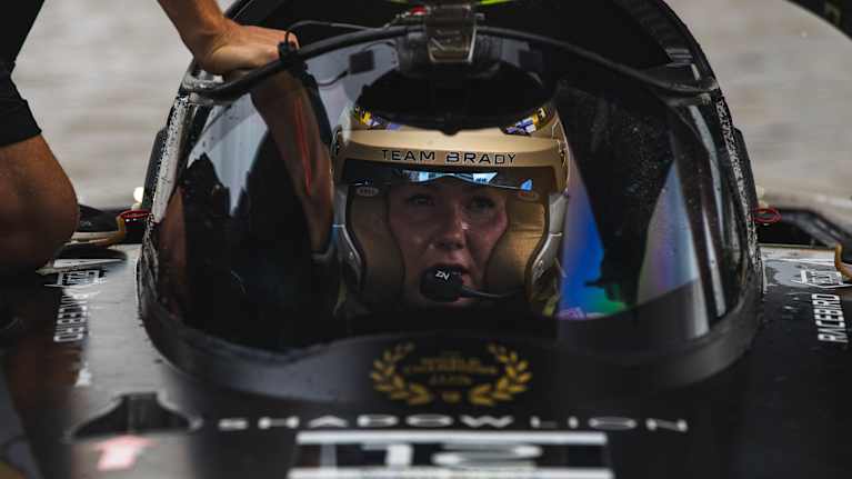 Emma Kimiläinen täyssähköisen F1-veneen ohjaamossa.