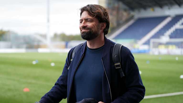 Rangersin päävalmentaja Russell Martin saapuu Falkirk-otteluun 5.10.2025.