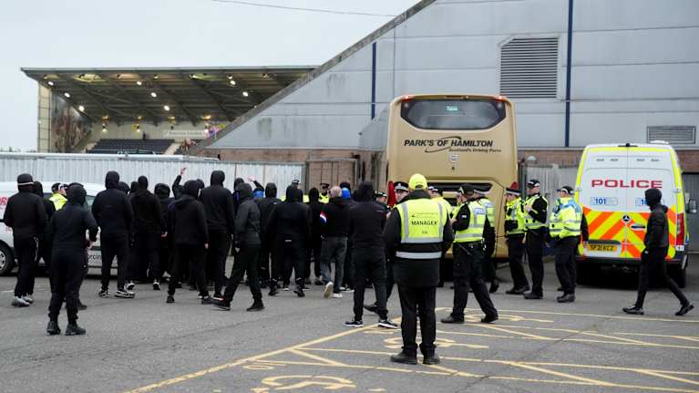 Rangersin fanit yrittivät pysäyttää joukkueen bussia Falkirk-ottelun jälkeen 5.10.2025.