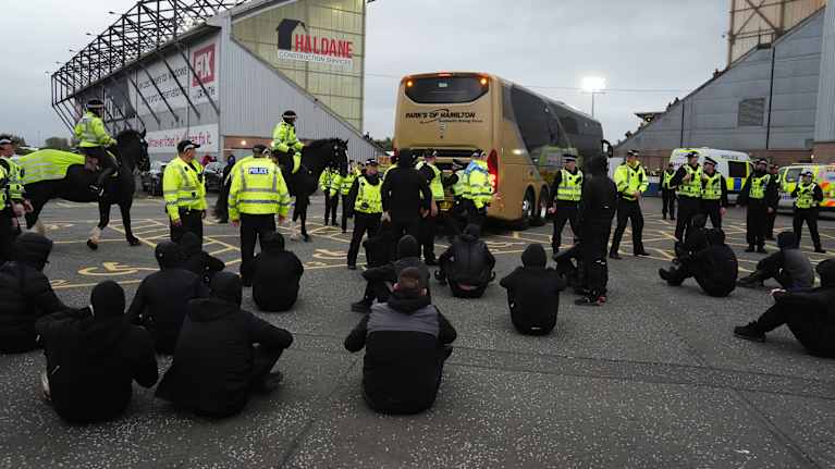 Rangersin fanit yrittivät pysäyttää joukkueen bussia Falkirk-ottelun jälkeen 5.10.2025.
