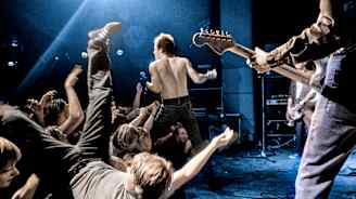 Yhtyeen Dead Kennedys keikalla yleisö ryntää esiintymislavalle.