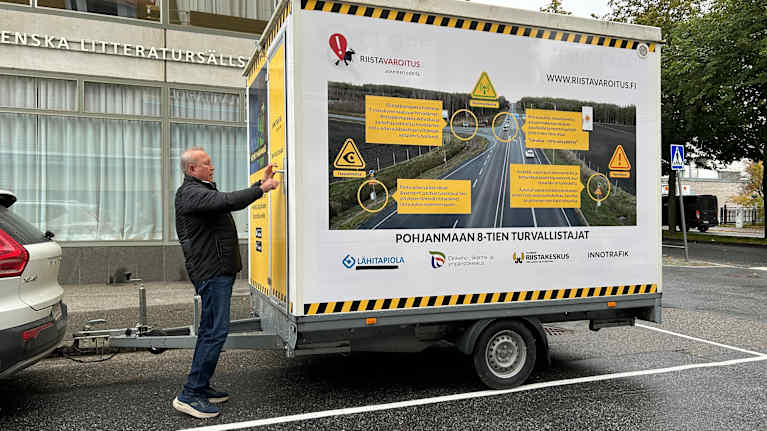 Innotrafik Oy:n tuotekehityksestä vastaava Jouni Hänninen avaa riistakiertueen kampanjakärryn.