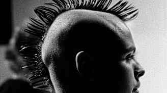 Nuori mies, jolla irokeesi.