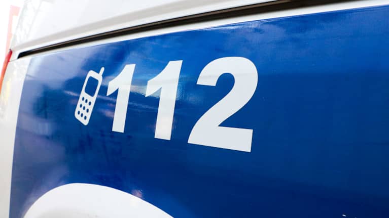 112 numero poliisiauton kyljessä.