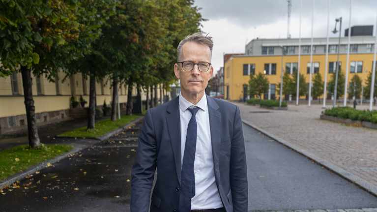  Sten Rynning kävelee ulkoministeriön pihalla.