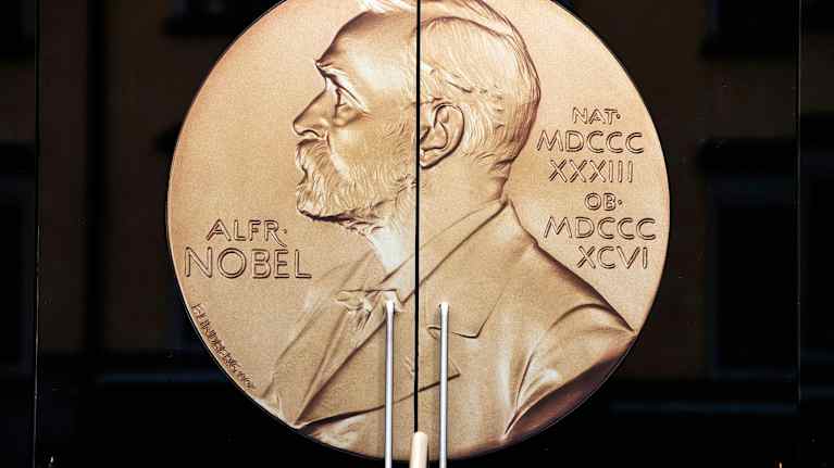 Nobel-mitali, jossa on Alfred Nobelin sivuprofiilin kuva.