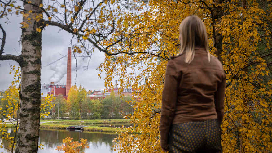 Susanna Åke seisoo pankaboardin tehtaan edustalla.