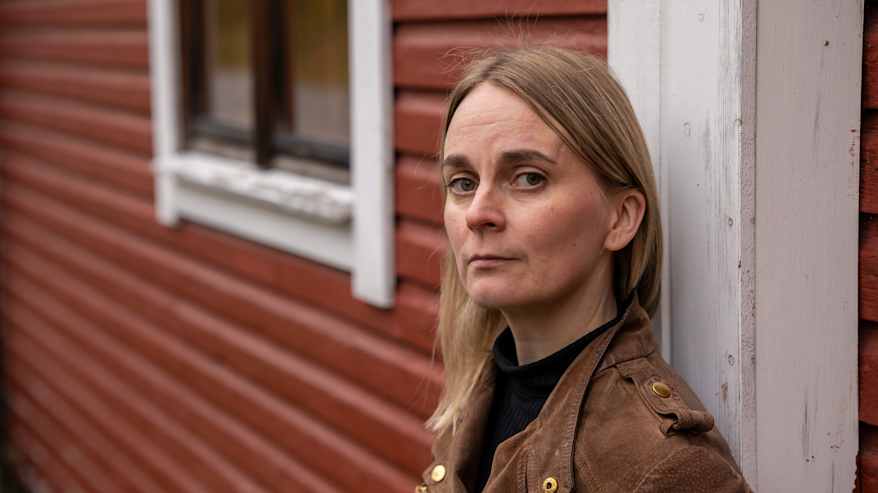 Susanna Åke Pankakosken työväentalon edustalla.