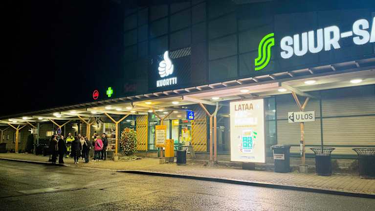 Kuortin ABC-liikenneaseman sisäänkäynti illan pimeässä. 