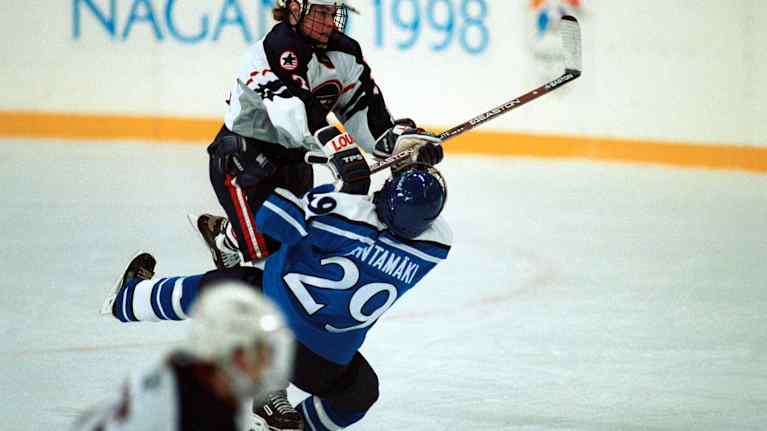 Tara Mounsey survoo Karoliina Rantamäkeä Naganon olympialaisissa 1998.