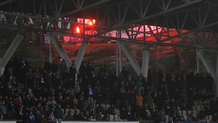 HJK-fanit polttivat soihtuja stadionin ulkopuolella.