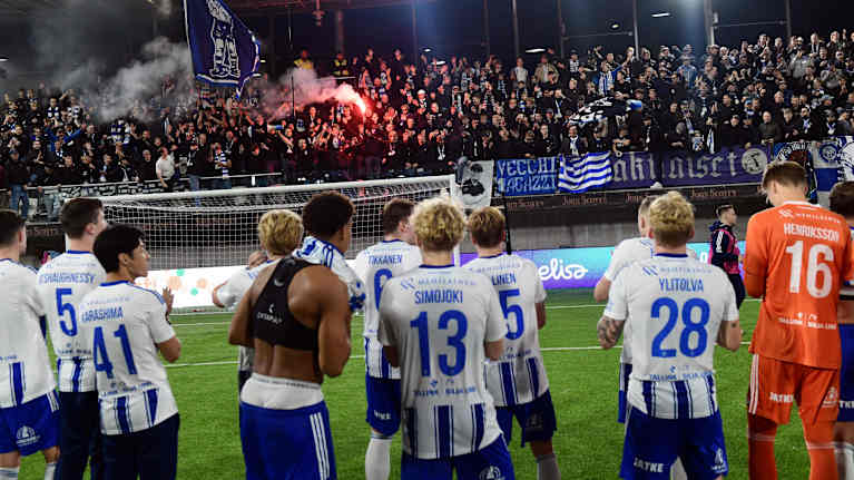 HJK:n pelaajat kiittävät kannattajia jalkapallon Suomen cupin loppuottelun jälkeen Tampereella 20. syyskuuta 2025.