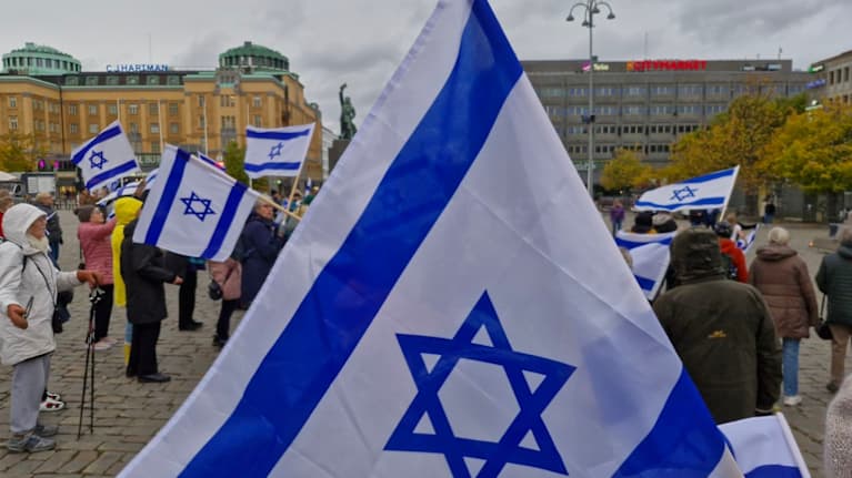 Israelin lippuja Vaasan torin mielenosoituksessa. 