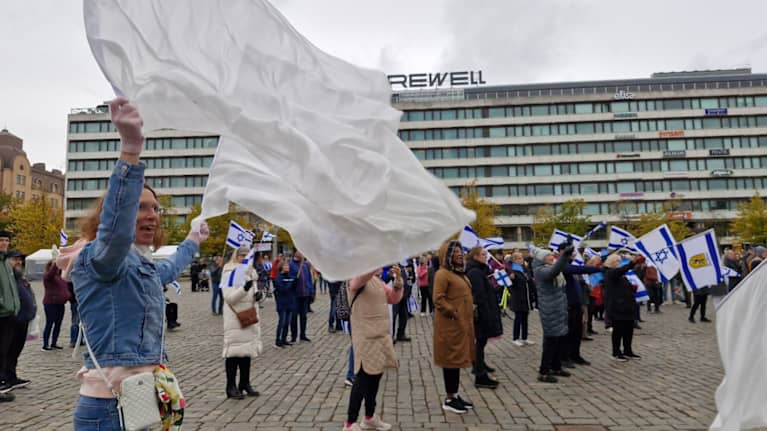 Mielenosoittajia Vaasan torilla.