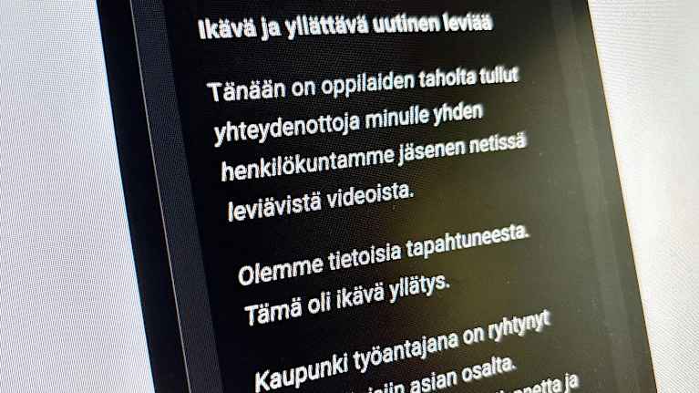 Tekstiä tietokoneen ruudulla, lähetetty tiedote.