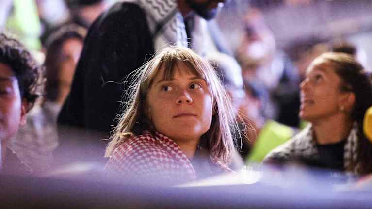 Ruotsalaisaktivisti Greta Thunberg ja muut Gazaan suunnanneen avustuslaivan aktivistit lehdistötilaisuudessa Tukholmassa.