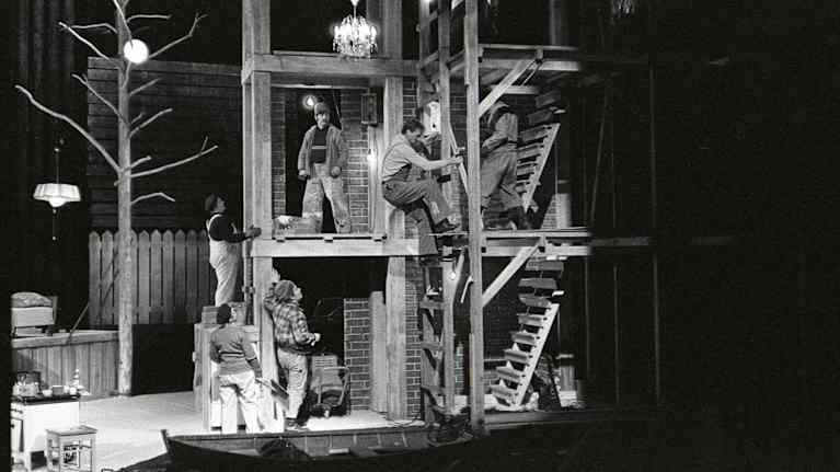 Teatterilava, jossa esiintyy useita näyttelijöitä monitasoisessa lavasteessa. 