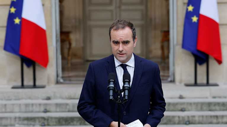 Ranskan eroava pääministeri Sebastien Lecornu antaa lausunnon Hotel Matignonin pihalla puolueiden johtajien kanssa käytyjen neuvottelujen jälkeen. 