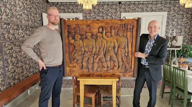 Moukarimiehet -taulua pitelevät Jari Vesanen ja Heikki Uusitalo. 