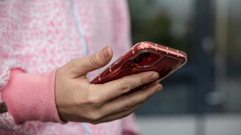 Kännykkä nuoren kädessä.