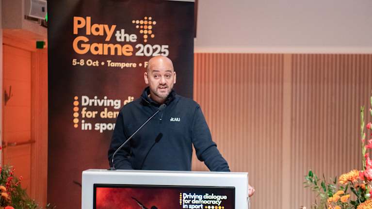 Brett Clothier esitelmöi AIU:n työstä Tampere-talossa tiistaina.