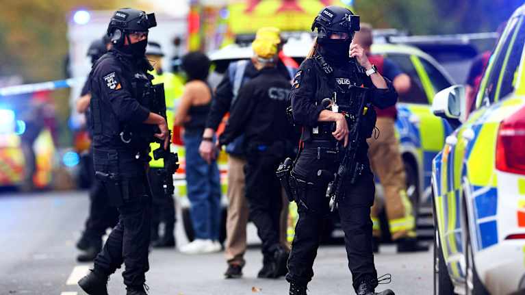 Poliisien erikoisryhmä partioi kadulla.