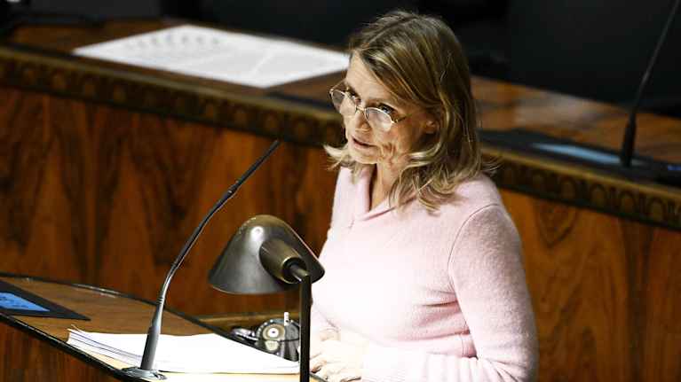 Päivi Räsänen puhuu eduskunnan istuntosalissa.