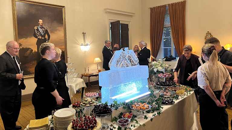 Avustajat seisovat Turun Akatemiantalon yläsalissa ja odottavat Suden kyyneleet -elokuvan kuvausten alkua.