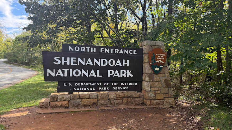 Shenandoahin kansallispuiston pohjoisen sisäänkäynnin kyltti.