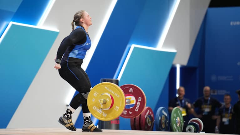 Janette Ylisoini nostamassa painoja.