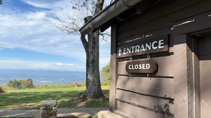 Suljettu majatalo metsässä.