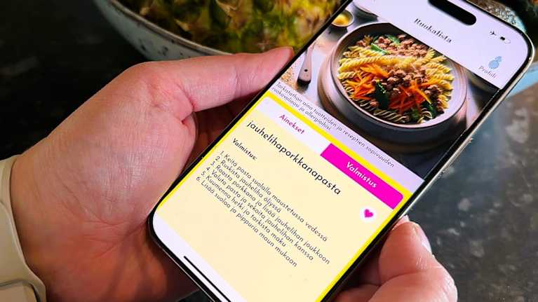Henkilö selaa ruokaohjetta puhelimellaan.