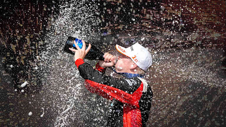 Kalle Rovanperä juhlii Jyväskylän MM-rallin voittoa 2025.