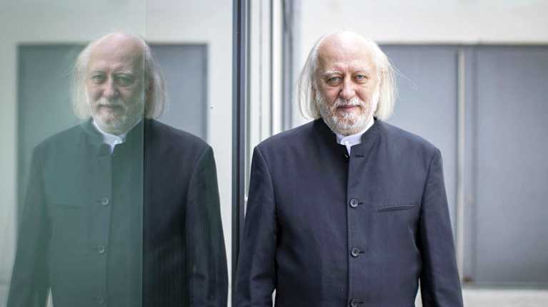 Henkilökuva Laszlo Krasznahorkaista.