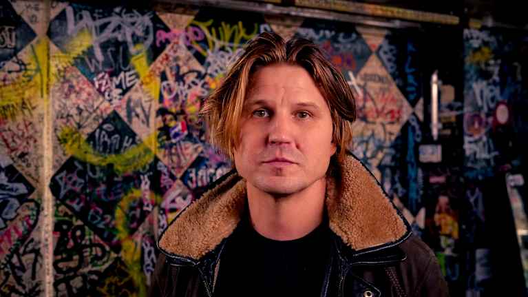 Markus Krunegård katsoo kohti Helsingin Tavastian takahuoneessa.