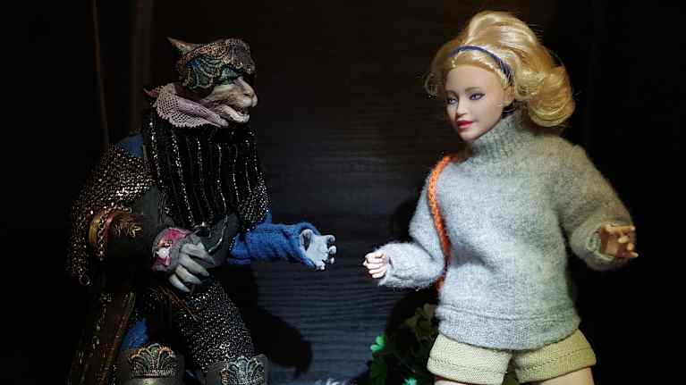 Itsetehdyt pienet nuket, joista toinen on kissa jolla vaatteet ja toinen esittää vaaleahiuksista naista.